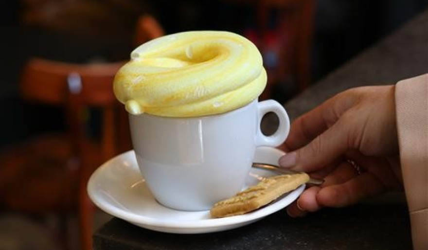 Cappuccino met gele schuimkraag Cappuccino met gele schuimkraag