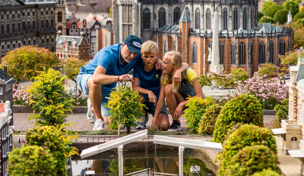 Madurodam_Voorjaarskit_Familie bij miniaturen Madurodam_Voorjaarskit_Familie bij miniaturen