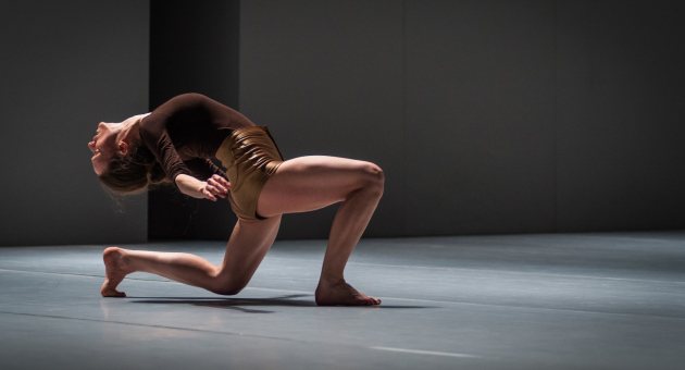 Dansende mevrouw in Cultuur Aan Zee