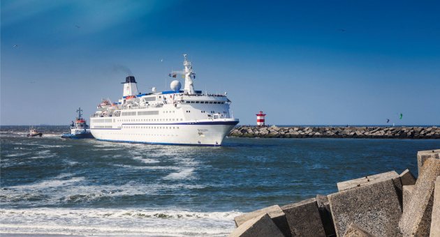 Cruiseboot die binnenvaart in de haven van Scheveningen