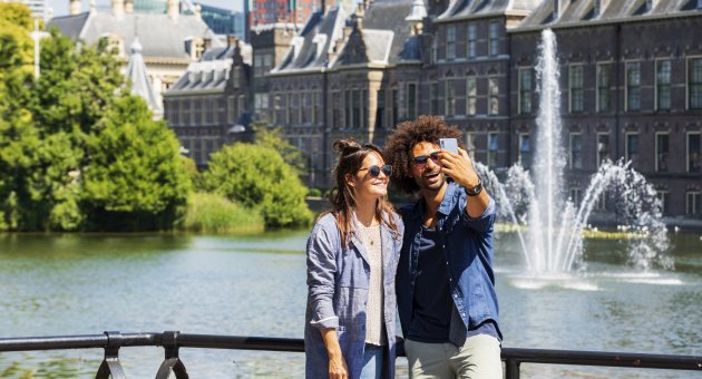 Stel maakt selfie bij de Hofvijver