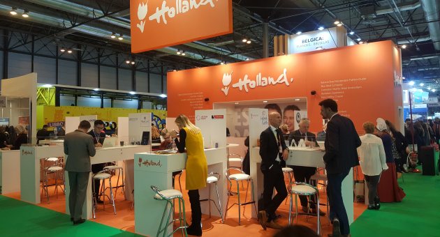 Mensen bij de Travel trade stand op de beurs