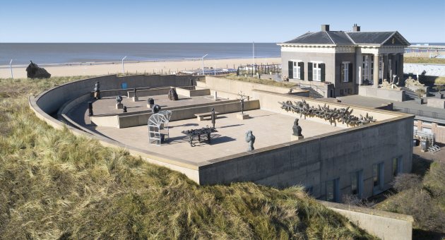 Betreed de wereld van serene harmonie op 21 juni tijdens een magisch ligconcert® met muziek van Einaudi in Museum Beelden aan Zee. 