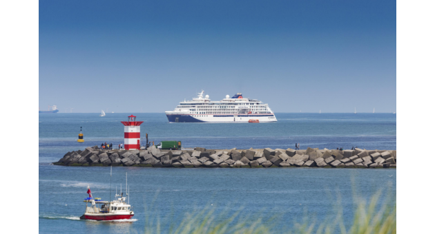 Cruiseschip komt de Scheveningse haven binnenvaren 