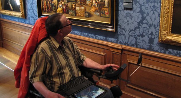 Een bezoeker in rolstoel in het Mauritshuis