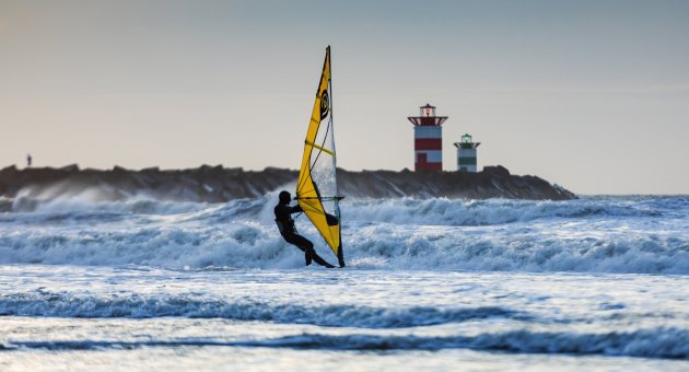 Surfer in zee bij Scheveningen