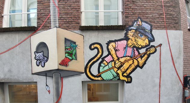 StreetArt kat met vishengel boven het raam Foto: Gordon Meuleman