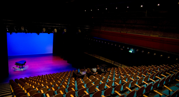 Haagse Spot is een maandelijks try-out podium voor beginnende en gevestigde cabaretiers, stand-up comedians en singer-songwriters