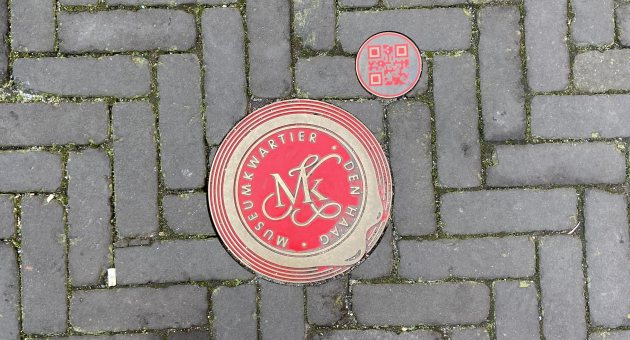 Rode Lakstempel op straat in Den Haag