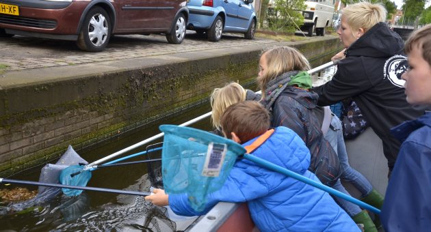 Plastic Soep Vissen met schoolkinderen The Hague Boat