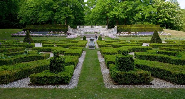 Groene tuin met bloemen in Landgoed Clingendael