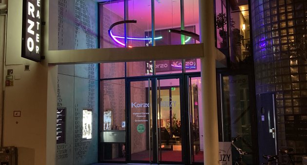 Foto van de voorgevel van het Korzo Theater in de avond. 