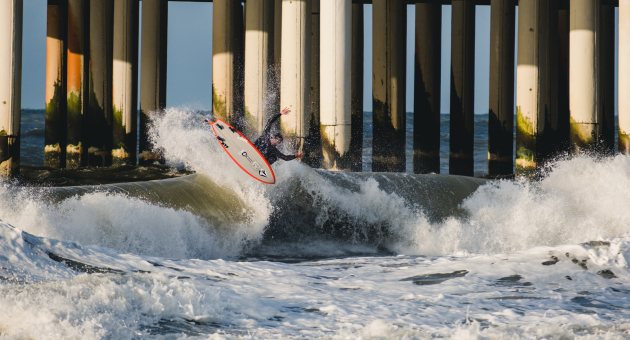 Surfer surft in Scheveningen