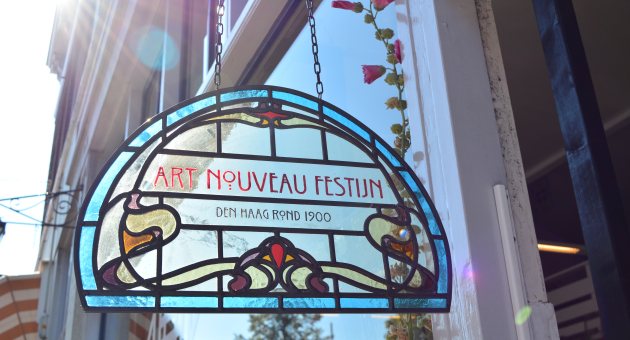 Art Nouveau Festijn-logo in Glas in Lood - Foto Rob van Kan