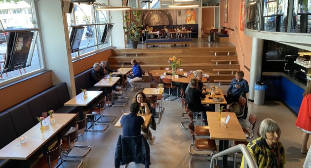 Cultuuraanjager Insaf bezoekt het Filmhuis in Den Haag