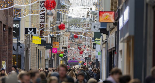 Shoppen met verlichting in de Venestraat
