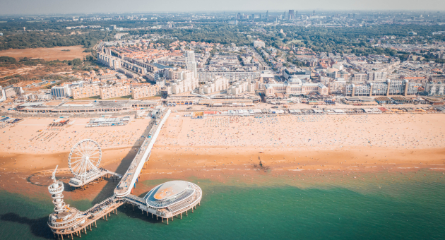 Kustlijn Scheveningen met pier en de stad op de achtergrond.