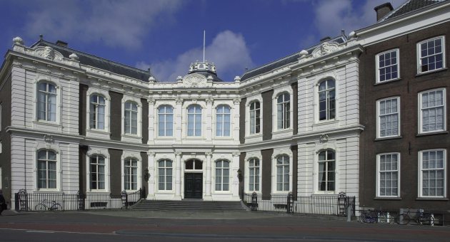 Voorkant van Paleis Kneuterdijk