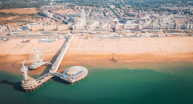 De Pier op het strand van Scheveningen in Den Haag van boven gefotografeerd zodat je goed kunt zien hoe dicht stad en strand bij elkaar zijn. Een unieke combinatie! 