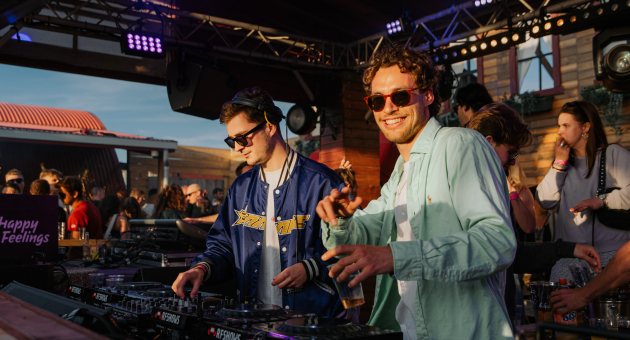 Elke maand is het feest met het festival Happy Feelings! Kom dansen en genieten op de aller heetste disco en house knallers bij Colorado Charlie.