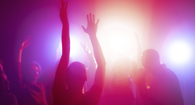 Mensen die dansen op de dansvloer