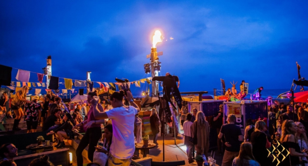 Druk strandfeest bij zonsondergang in Scheveningen (c) Buitengewoon Scheveningen