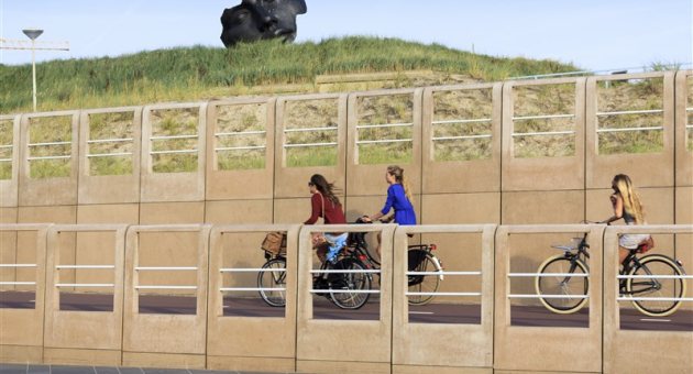 Fietsers op de boulevard van Scheveningen