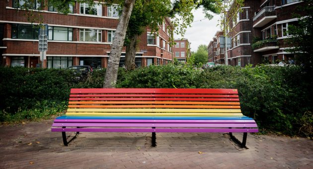 Regenboog bankje in Segbroek Den Haag
