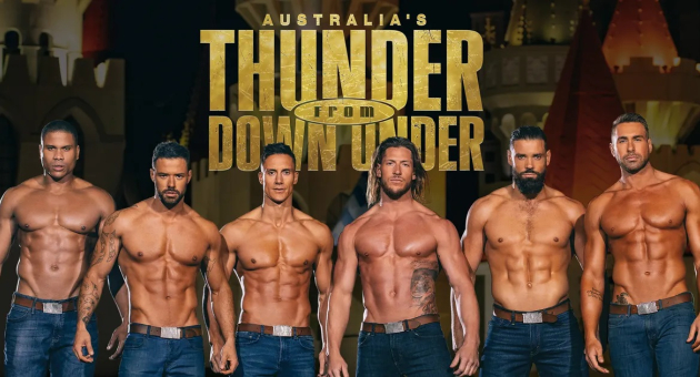 De gespierde leden van Thunder from Down Under poseren in spijkerbroek en met ontbloot bovenlijf