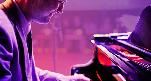 Swingend winkelen dat doe je tijdens Jazz En Route. Geniet tijdens het shoppen van intieme pop-up jazz-optredens in de winkelstraten rondom het Noordeinde.
