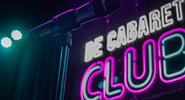 Neonletters spellen De Cabaret Club 
