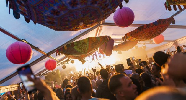 Feestende menigte onder kleurrijke decoraties