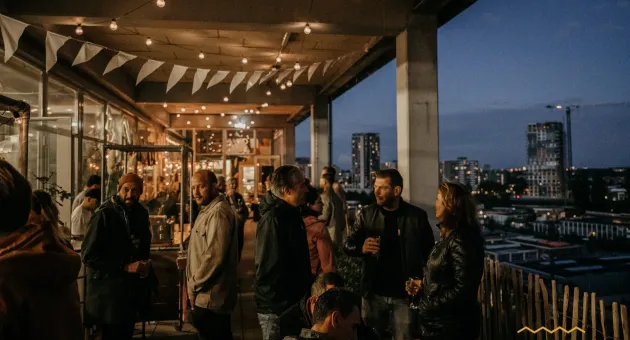 Luid jouw weekend in bij Haags Hoog! Elke laatste vrijdag van de maand organiseren zij een gezellige VrijMiBo met biertjes, borrelhapjes, gezellige mensen en muziek! (c) Louise Boonstoppel Fotografie 