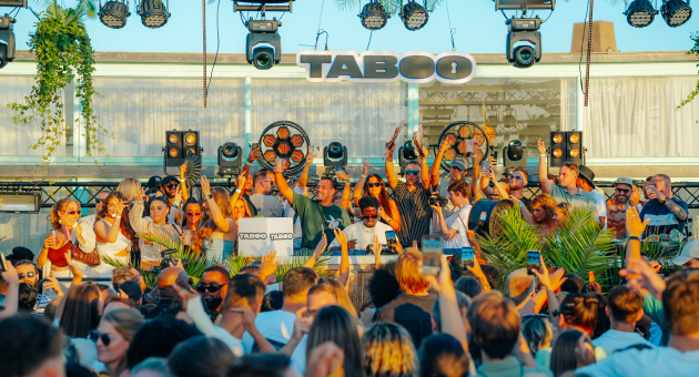 Feestende menigte bij Taboo op het strand (c) Taboo events 