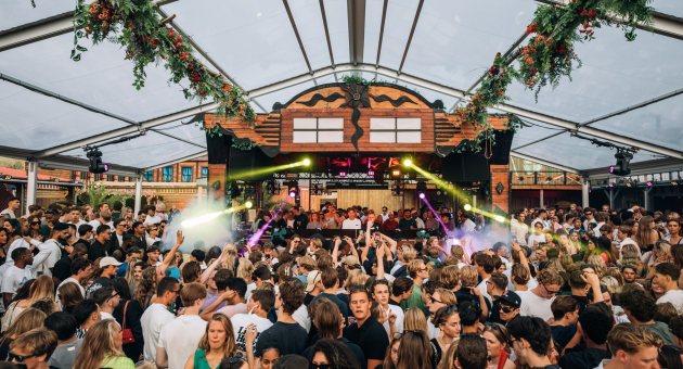 Grote menigte aan mensen aan het dansen bij Colorado Charlie 