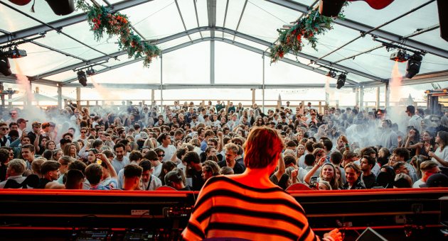 Michel de Hey draait voor een feestende menigte