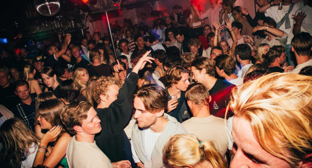 Microclubben, hoe je het ook wilt noemen, vroeg uit je dak gaan kan nu ook met De Tijdmachine in Westwood!