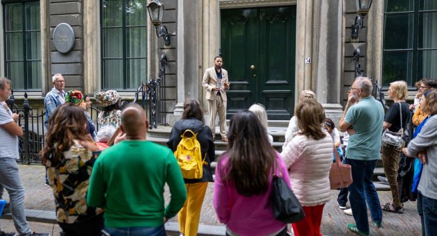 Verschillende locaties herinneren ons tot op heden aan het slavernijverleden en maken onderdeel uit van de stadswandeling Den Haag en Slavernij onder begeleiding van een gids