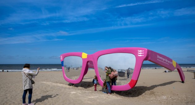 Ook dit jaar strijkt de Grote Zonnebril op het strand van Scheveningen (c) Arnaud Roelofsz 