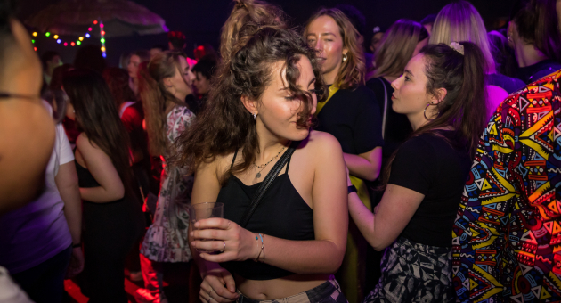 Op zaterdag 11 mei is het weer zover want dan is Tropenrooster te vinden bij Boca Grandi op het strand van Scheveningen (c) Chiel Eijt