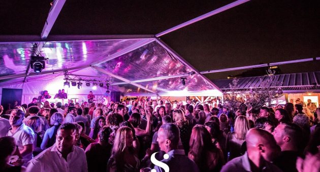 Mensen dansen op een strandfeest (c) Sparkling 