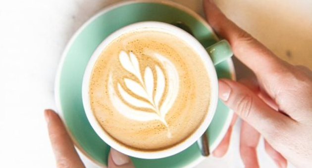 Latte art in een blauw kopje