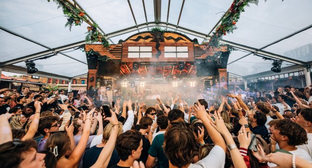 Feestende mensen tijdens een event bij Colorado Charlie 