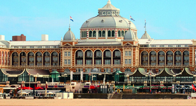 De zeekant van het Kurhaus