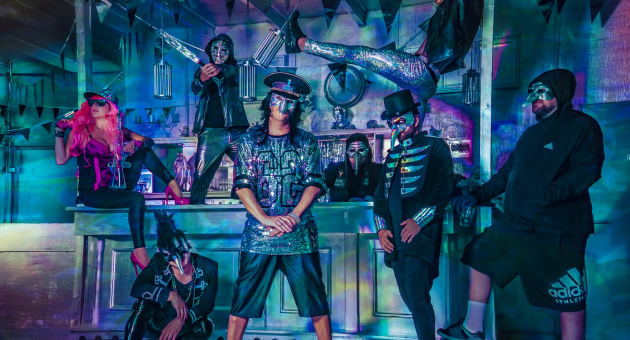 De Kraaien poserend op en voor een bar 