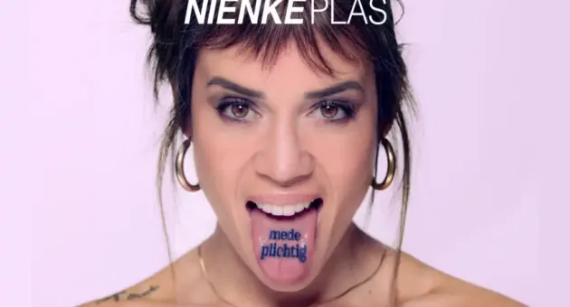 Nienke Plas met een uitstekende tong met de tekst medeplichtig