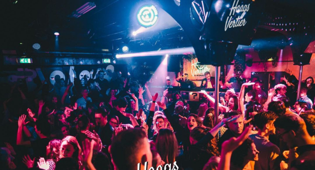 Zaal vol mensen die dansen op muziek van de dj (c) Haags Vertier