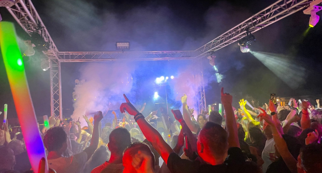 Feestende mensen (c) 90's only 