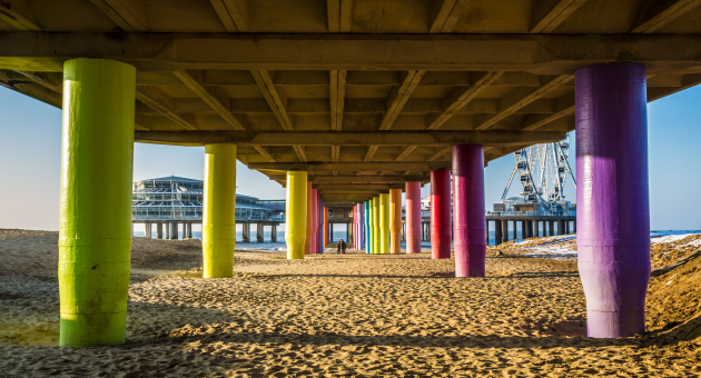 Gekleurde pilaren onder De Pier van Scheveningen