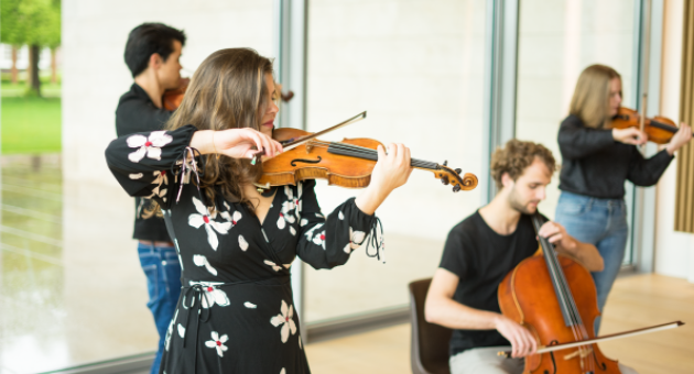 Muzikale talenten spelen in het auditorium van Museum Voorlinden